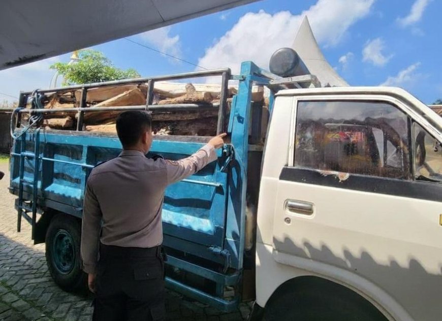 Truk Pengangkut Kayu Diamankan dalam Pengungkapan Kasus