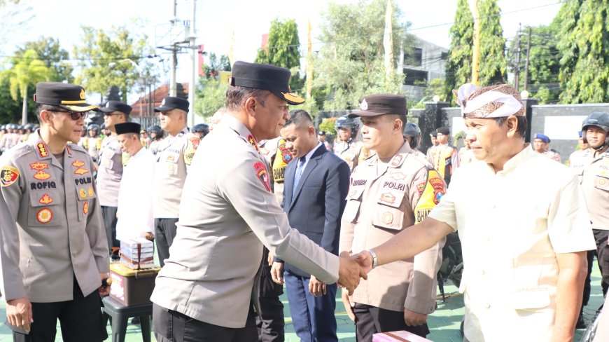 Kapolda Jatim Tebar Kepedulian dengan Membagikan 2.055 Kitab Suci